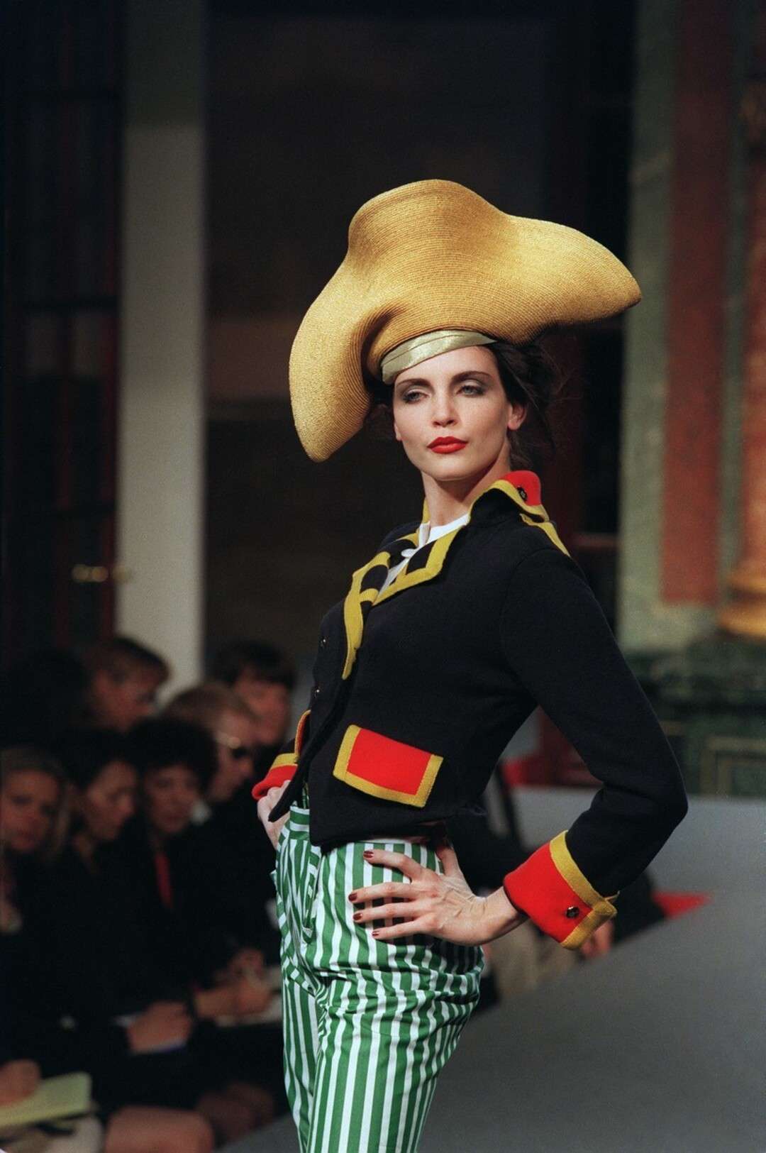 Vivienne Westwood miluje historizující prvky. K motivům pirátského oblečení se vracela několikrát (modelka Nadja Auermann, 1995)